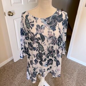 Cute women’s oversized top. White with lavender & navy floral print, casual XL